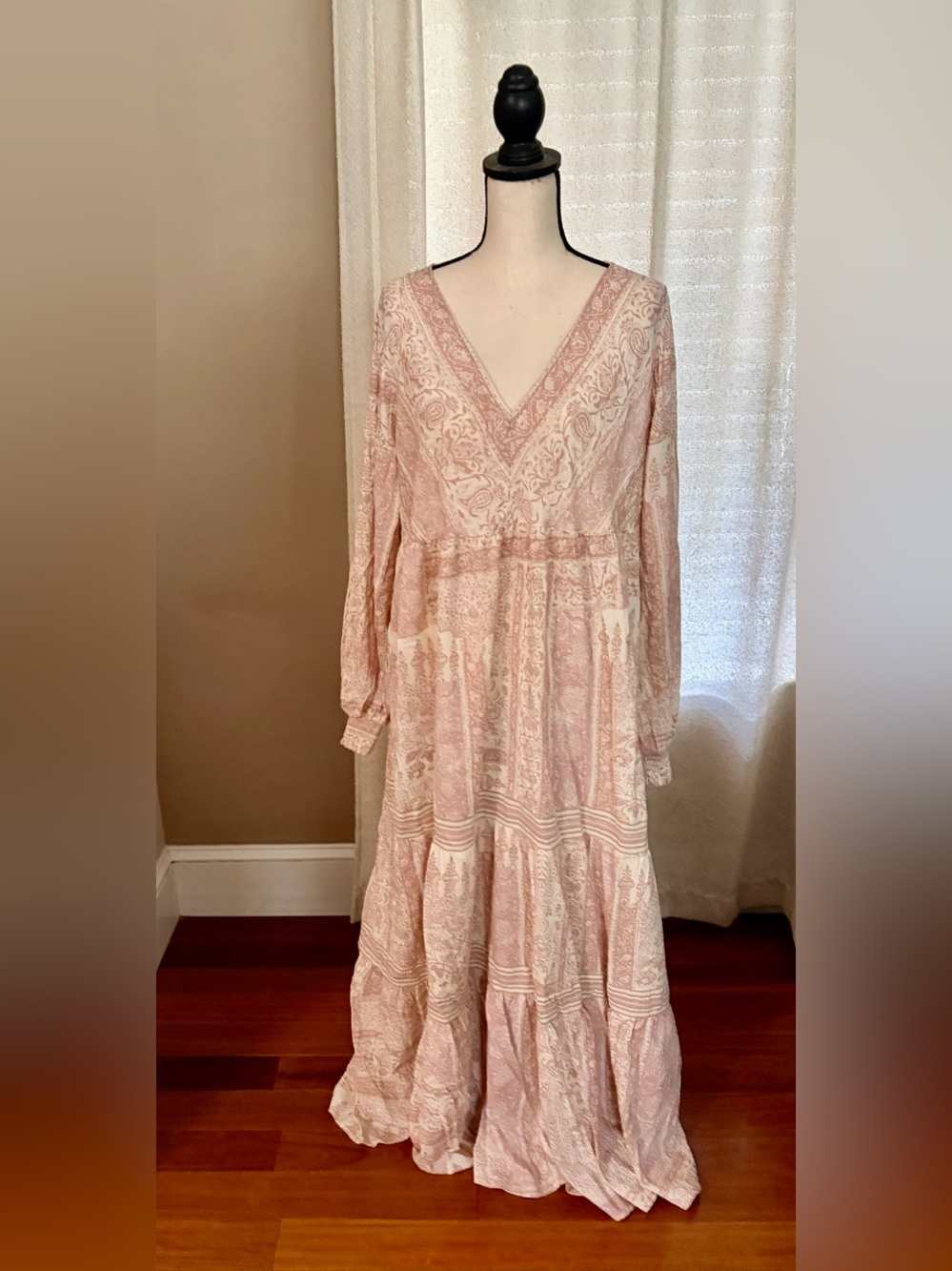 Wonderly Blush Paisley V-Neck Long Sleeve Maxi Dress never worn
